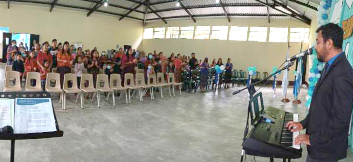 Students worshipping at Vida Chijulha